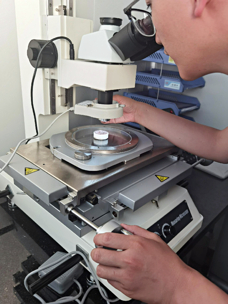 测量继电器触点银层可使用工具显微镜